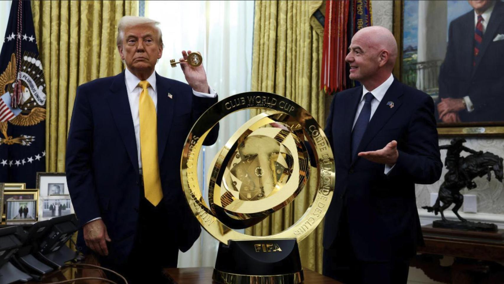 Donald Trump, en el Despacho Oval junto al presidente de la FIFA, Gianni Infantino y el trofeo del Mundial de Clubes.