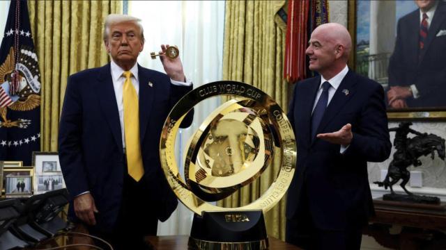 Donald Trump, en el Despacho Oval junto al presidente de la FIFA, Gianni Infantino y el trofeo del Mundial de Clubes.