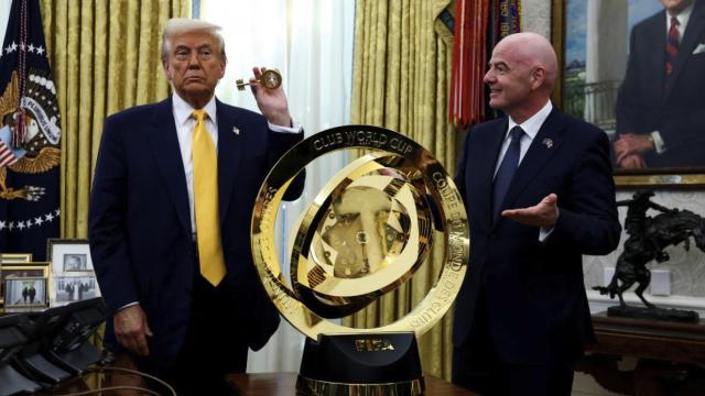 Donald Trump, en el Despacho Oval junto a Infantino y el trofeo del Mundial de Clubes