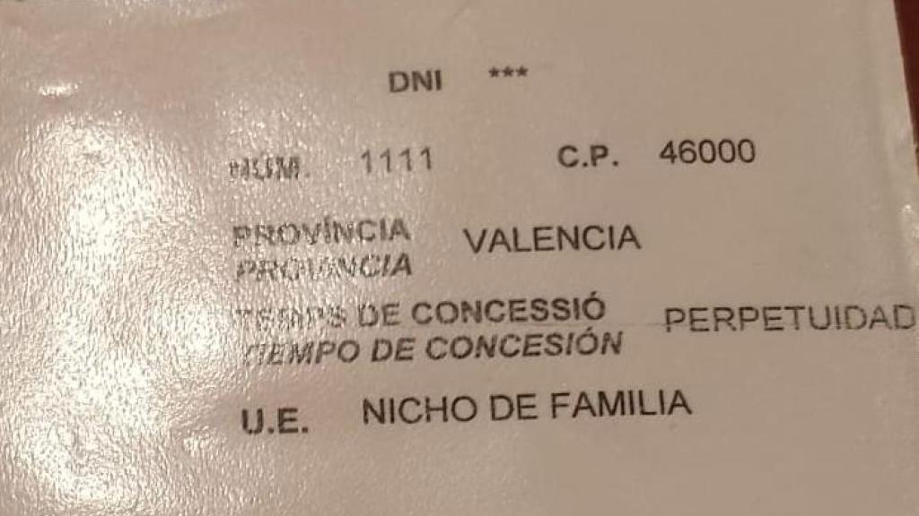 Título de derecho funerario de la familia en el que señala que la concesión del nicho es perpetua. Cedida