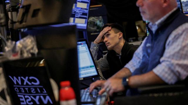 Varios operadores trabajan en el parqué de la Bolsa de Nueva York.