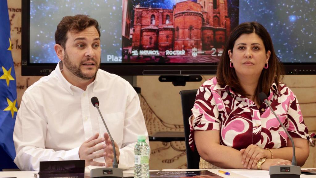 El vicepresidente de la Diputación y diputado de Turismo, Víctor López de la Parte, junto a la alcaldesa de Benavente, Beatriz Asensio