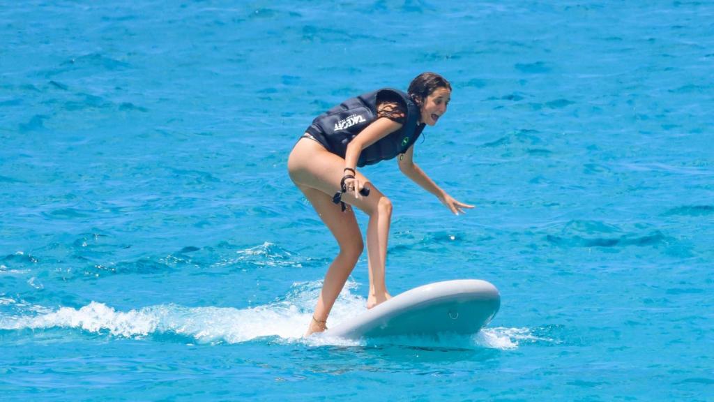 Victoria Federica haciendo paddle surf en Ibiza en 2023.