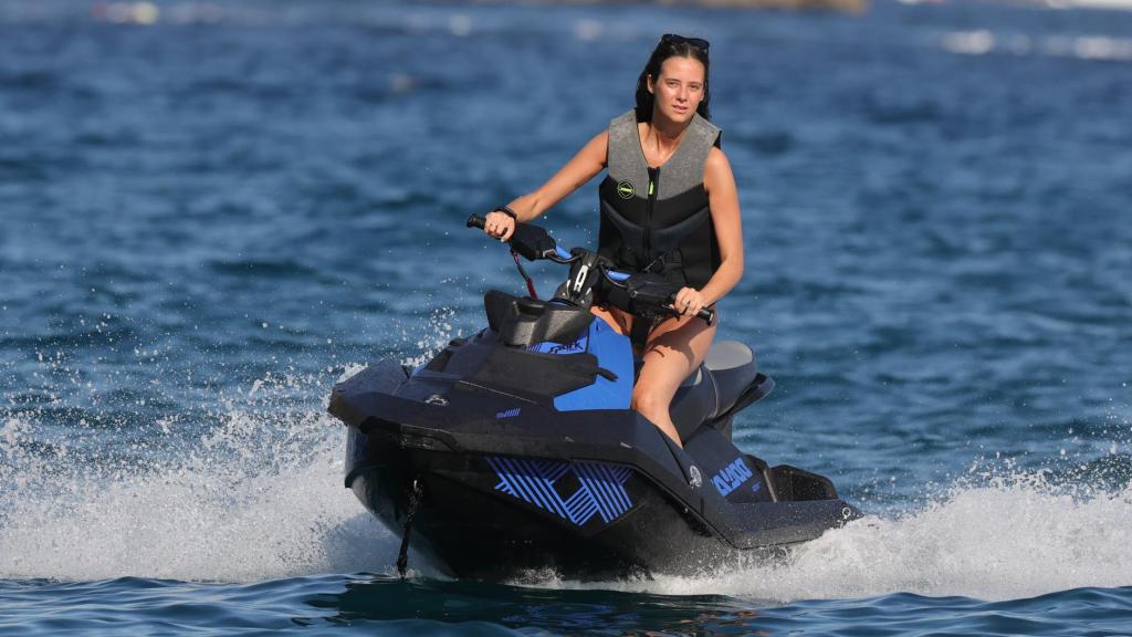 Victoria Federica montando en moto de agua en Ibiza en 2023.