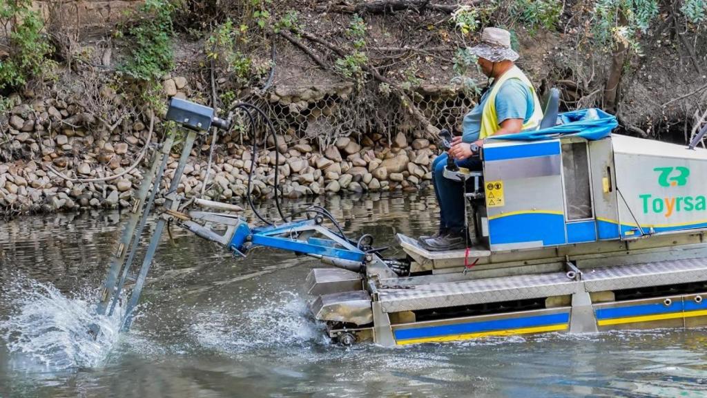 El barco anfibio de Torrejón para combatir la mosca negra y los mosquitos.