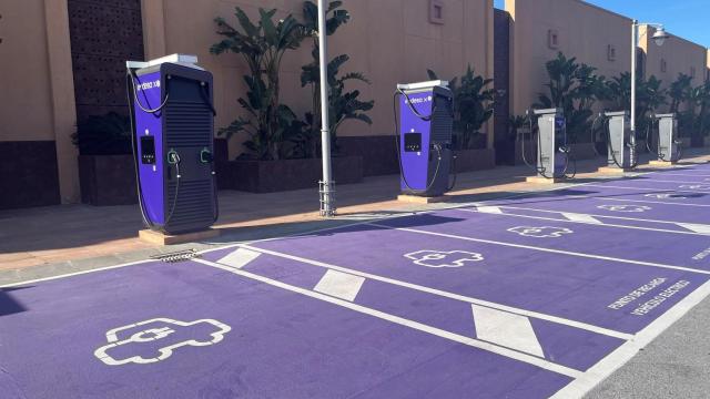 Punto de recarga de coches eléctricos en el centro comercial El Ingenio.