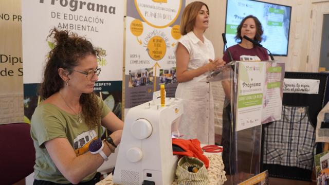La diputada de Promoción Provincial y Desarrollo Rural Sostenible, Magdalena Rodríguez, presentando la caravana textil