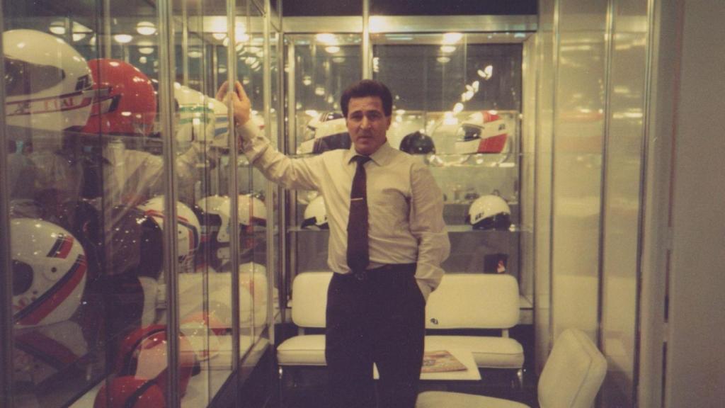 Nazario Ibáñez padre, posando con sus cascos NZI.