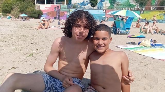 Imagen de Hafdala Salek con su hermano coruñés en la playa.