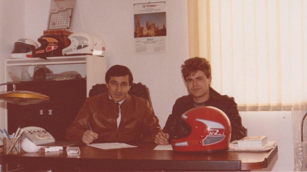 Los Nazario Ibáñez padre e hijo, en las oficinas de NZI Helmets.