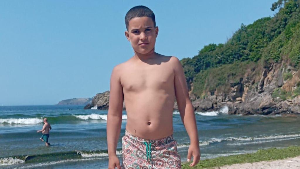 Hafdala Salek posa en la playa.