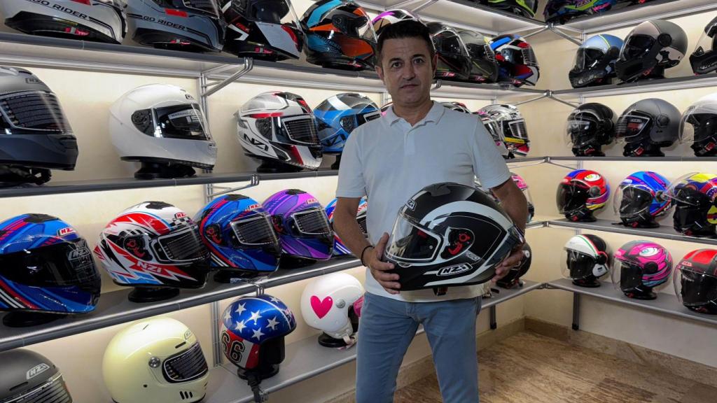 Nazario Ibáñez muestra a EL ESPAÑOL uno de sus cascos NZI Helmets, desde su fábrica de Yecla (Murcia).