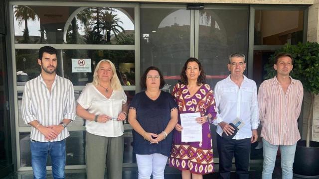 Miembros del PP de Dos Hermanas en la puerta del Ayuntamiento de la localidad.