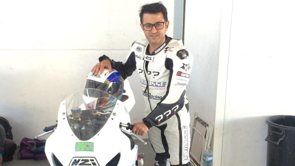 El actual CEO de NZI Helmets, Nazario Ibáñez, posando con una moto de competición customizada con el diseño de la empresa.