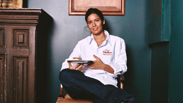 Ángela Gimeno con una porción de su tarta de queso.