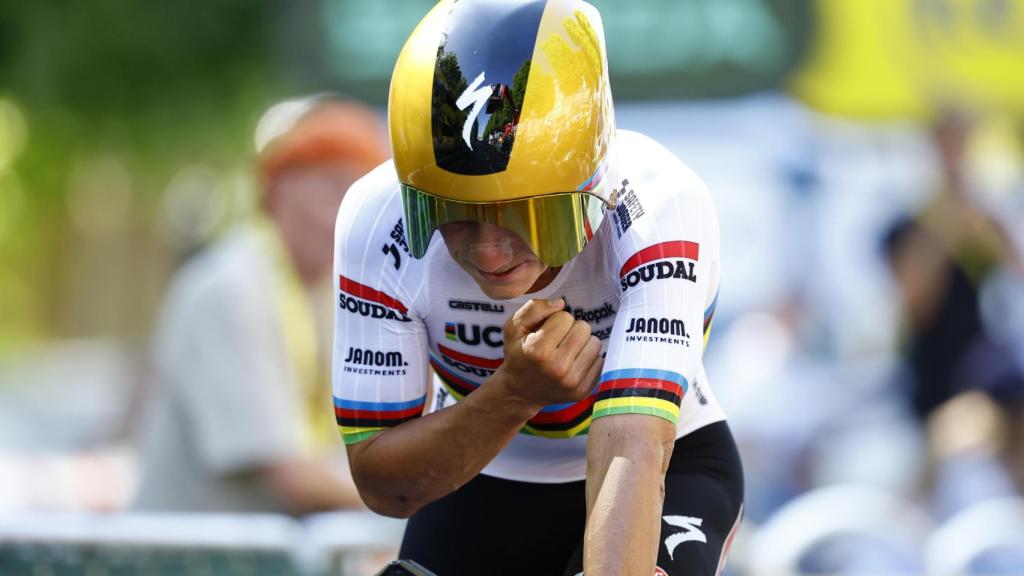 Evenepoel entra en meta en la crono del Tour de Francia.