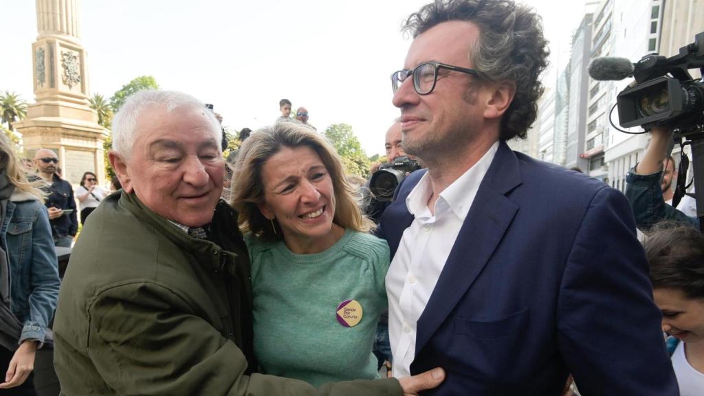 El sindicalista gallego, Suso Díaz, la vicepresidenta segunda del Gobierno y ministra de Trabajo, Yolanda Díaz, y el candidato de Por Coruña, José Manuel Sande, en una imagen de archivo de 2023.