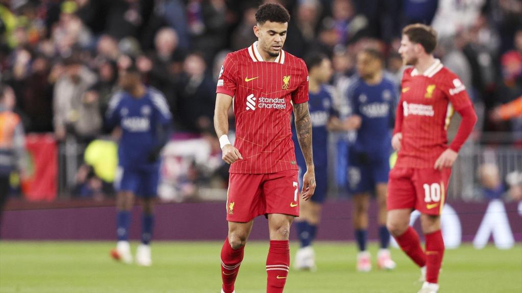 Luis Díaz, cabizbajo en el partido ante el PSG en Champions.