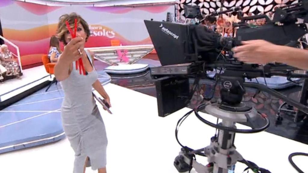 Sonsoles Ónega con un puñado de regalices.