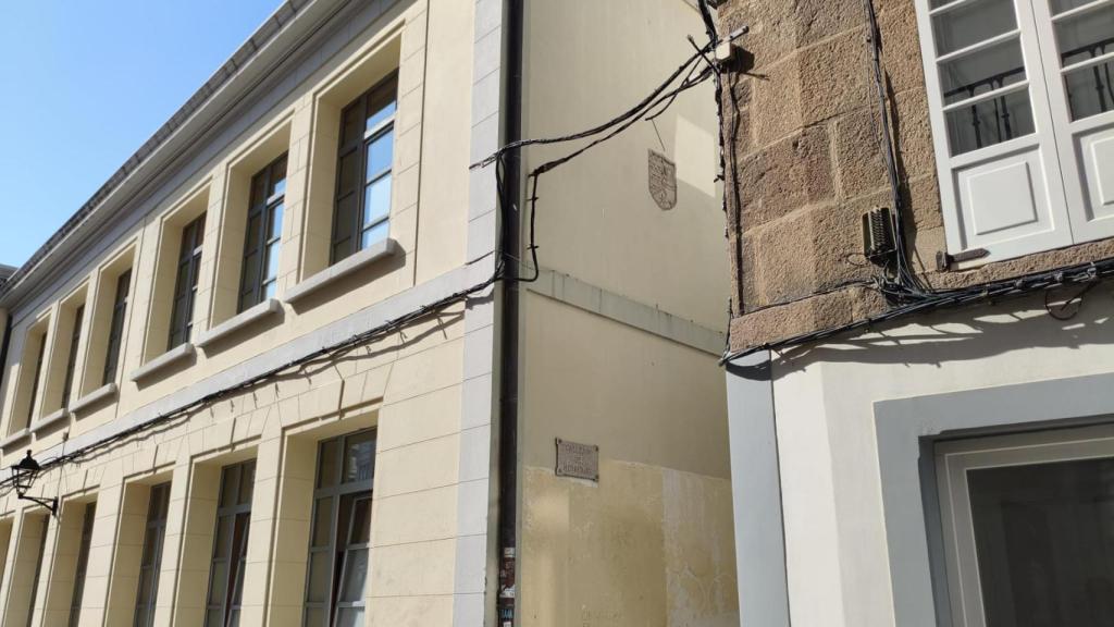 El escudo en la fachada del colegio de la Ciudad Vieja