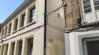 El escudo en la fachada del colegio de la Ciudad Vieja