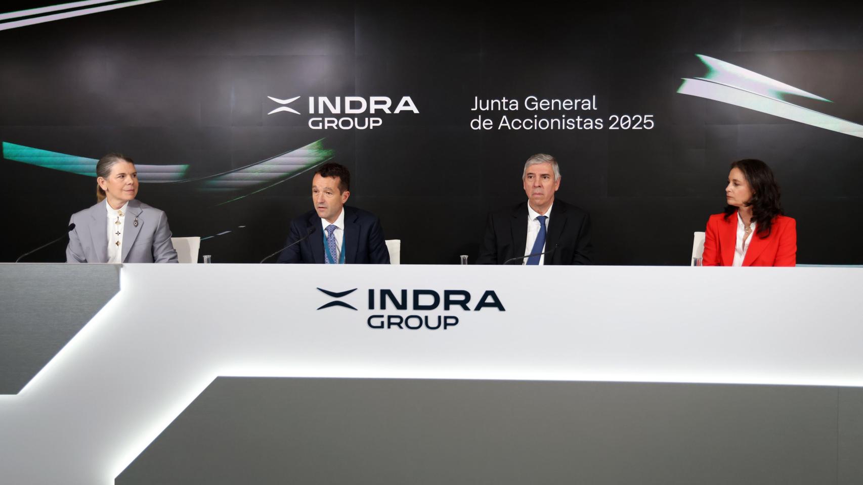 De izquierda a derecha: Ana María Sala, Ángel Escribano, José Vicente de los Mozos y Virginia Arce, en la junta general de accionistas de Indra de 2025.