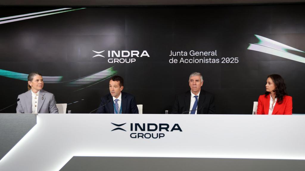 De izquierda a derecha: Ana María Sala, Ángel Escribano, José Vicente de los Mozos y Virginia Arce, en la junta general de accionistas de Indra de 2025.