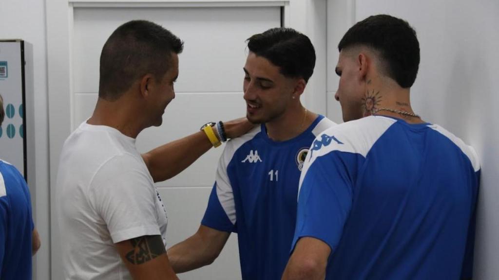 Torrecilla hablando con algunos de los jugadores.