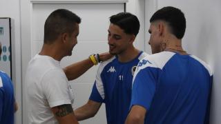 Torrecilla hablando con algunos de los jugadores.