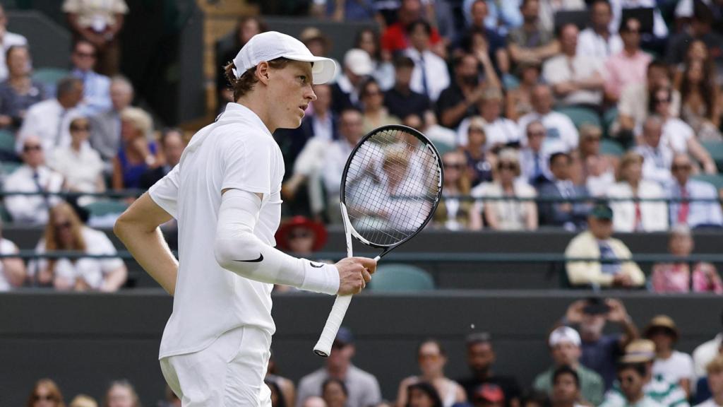 Jannik Sinner celebra un punto en su partido ante Ben Shelton en Wimbledon.