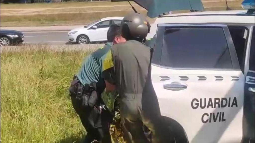 Momento del rescate de una mujer de 83 años desaparecida en Betanzos.