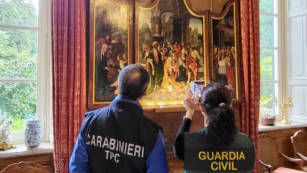 Varios agentes de la UCO de la Guardia Civil observan un tríptico en la mansión de los Kiss en Italia.