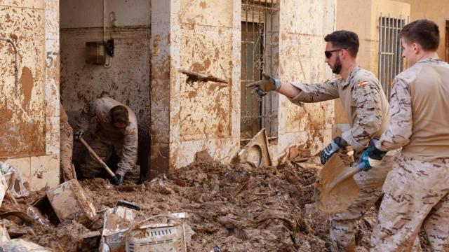 Trabajos del Ejército en Massanassa durante la dana. Ana Escobar / Efe