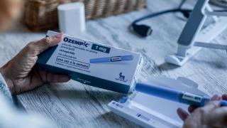 Farmacéutica dispensando Ozempic.