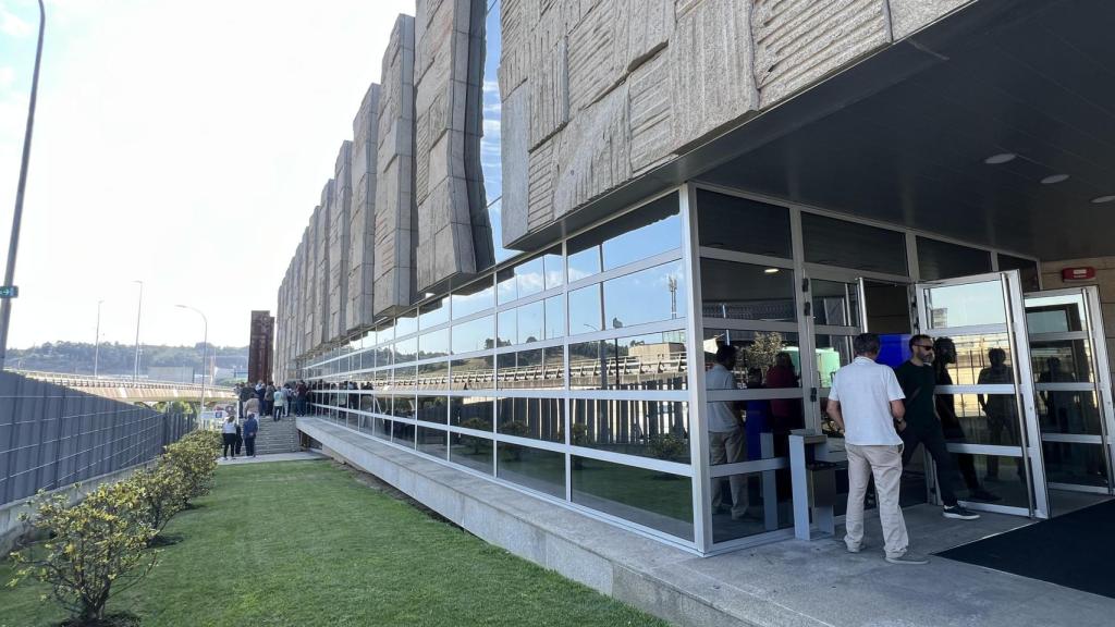 Imagen exterior del tanatorio Albia, en A Coruña, al término del homenaje.