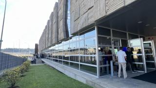 Imagen exterior del tanatorio Albia, en A Coruña, al término del homenaje.