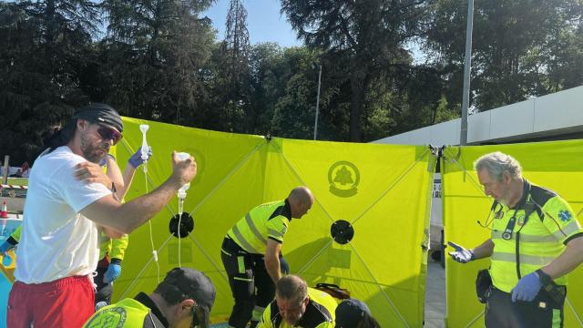 Samur auxiliando a un menor en la piscina de la Casa de Campo de Madrid.