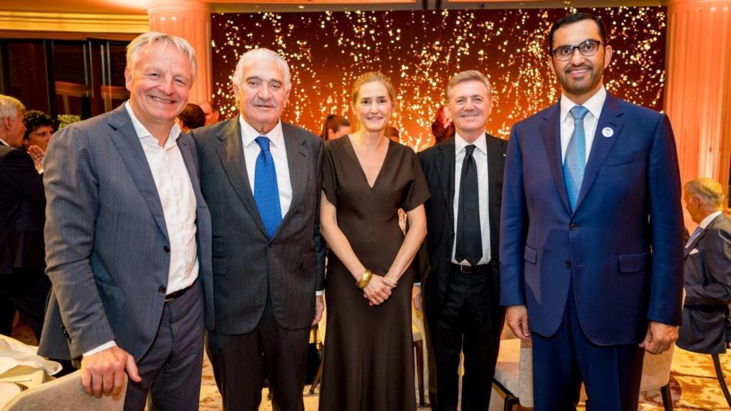 De izda. a dcha.: Maarten Westelar, CEO de Moeve, José Bogas, CEO de Endesa, Sara Aagesen, vicepresidenta tercera para la Transición Ecológica, Flavio Cattaneo, CEO de Enel, y el Sultán Ahmed Al Jaber, presidente de Masdar.