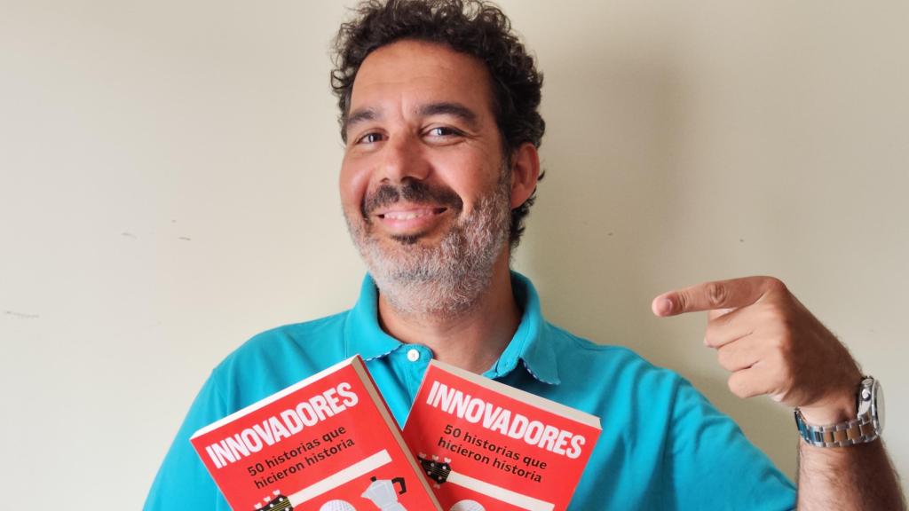 Iván Fernández posando junto a su nuevo libro