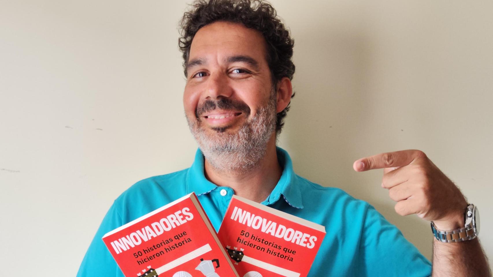 Iván Fernández posando junto a su nuevo libro