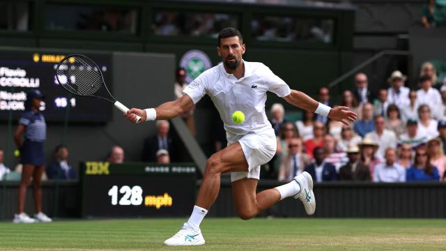 Djokovic golpea la pelota en el partido ante Cobolli.