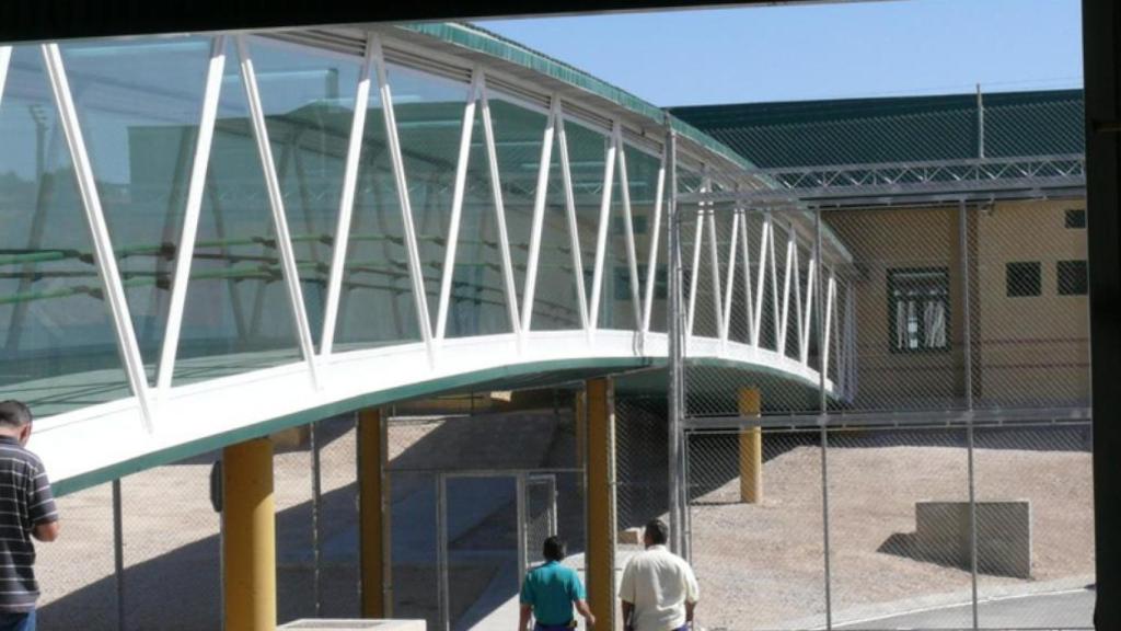 Dos reclusos entran en la cárcel de Sevilla II, en Morón de la Frontera.