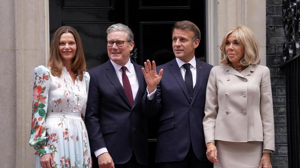 El primer ministro británico Keir Starmer y su esposa Victoria Starmer reciben al presidente francés Emmanuel Macron y su esposa Brigitte Macron en el número 10 de Downing Street.