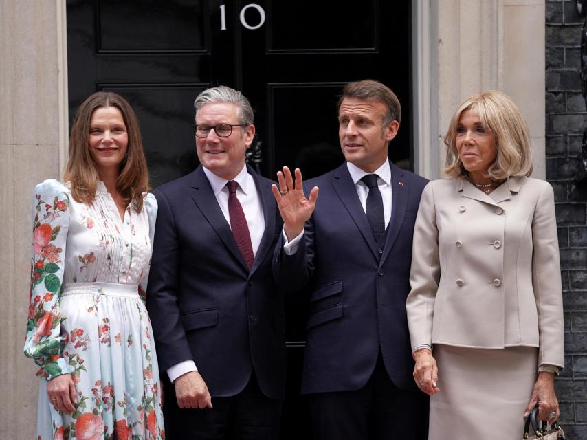 El primer ministro británico Keir Starmer y su esposa Victoria Starmer reciben al presidente francés Emmanuel Macron y su esposa Brigitte Macron en el número 10 de Downing Street en Londres, el miércoles 9 de julio de 2025.