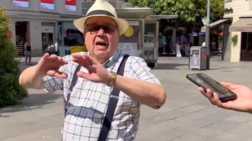 Hombre jubilado con 44 años cotizados en la entrevista callejera.