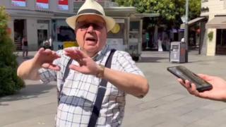 Hombre jubilado con 44 años cotizados en la entrevista callejera.