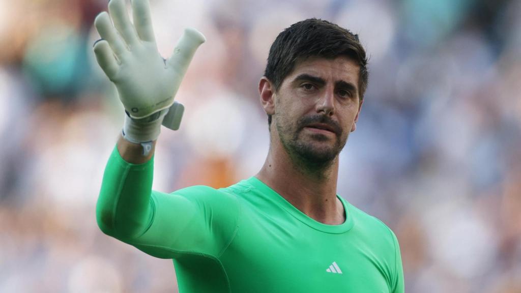 Courtois saluda en el partido ante el PSG.