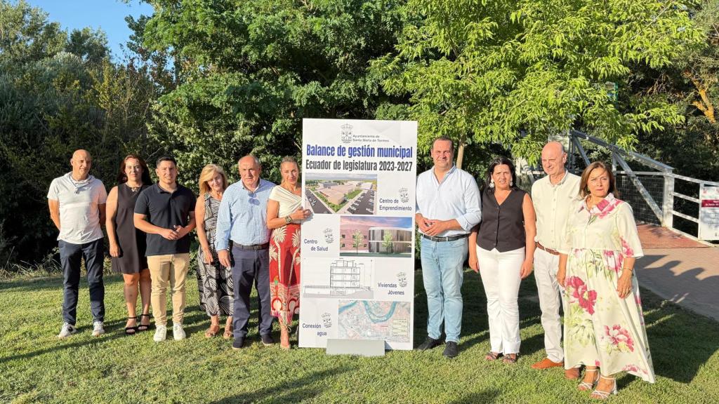 El alcalde de Santa Marta de Tormes, David Mingo, junto a los miembros de la corporación municipal en el balance de dos años de legislatura