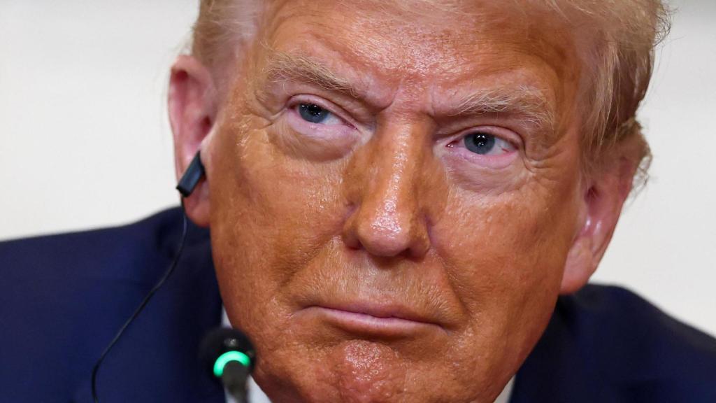 El presidente de Estados Unidos, Donald Trump , escucha los discursos de apertura, el día que ofrece un almuerzo para representantes africanos de Gabón, Guinea-Bissau, Liberia, Mauritania y Senegal en el Comedor de Estado de la Casa Blanca en Washington, DC, EE. UU., el 9 de julio de 2025.