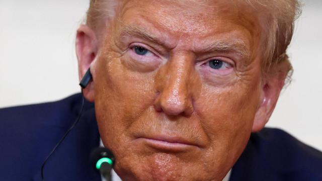 El presidente de Estados Unidos, Donald Trump , escucha los discursos de apertura, el día que ofrece un almuerzo para representantes africanos de Gabón, Guinea-Bissau, Liberia, Mauritania y Senegal en el Comedor de Estado de la Casa Blanca en Washington, DC, EE. UU., el 9 de julio de 2025.